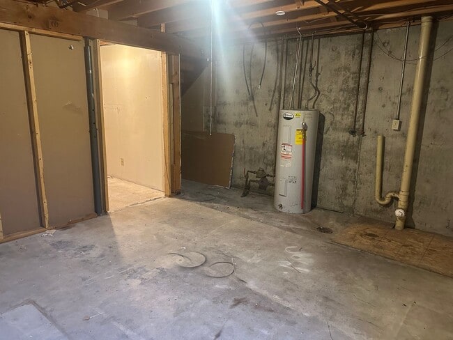 Building Photo - Two Bedroom, One and half bath townhome cl...