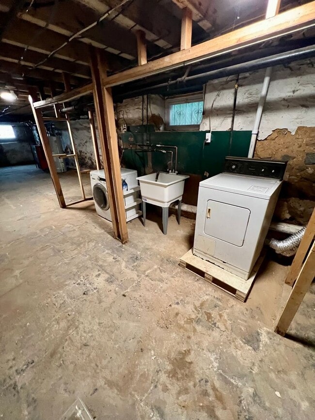 Building Photo - Stunning 3-Bedroom Townhome in Kingsessing! Available mid-April!