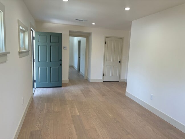 Building Photo - Newly renovated 2 bedroom 2 bathroom in a great location