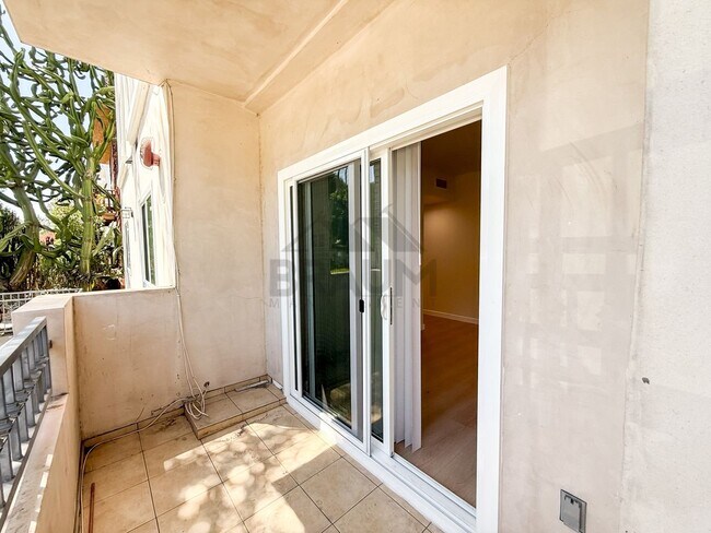 Building Photo - 10849 Fruitland Dr