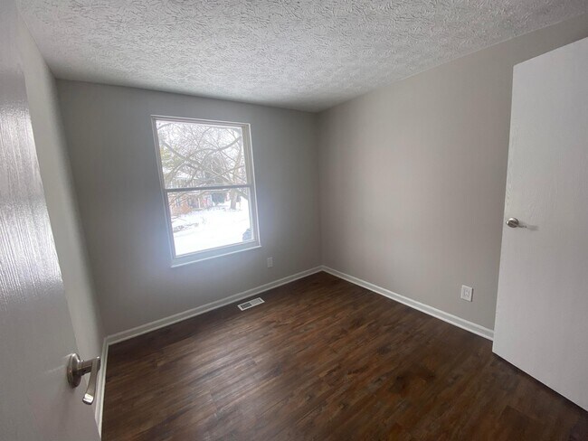 Building Photo - 5970 Almina Dr