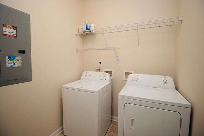 Building Photo - 3 Bedroom, 2.5 Bathroom Townhome in Brando...