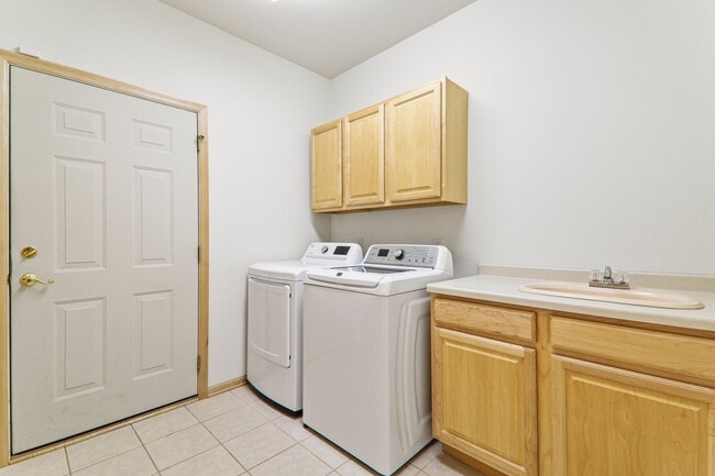 Building Photo - 9621 Shadow Wood Dr