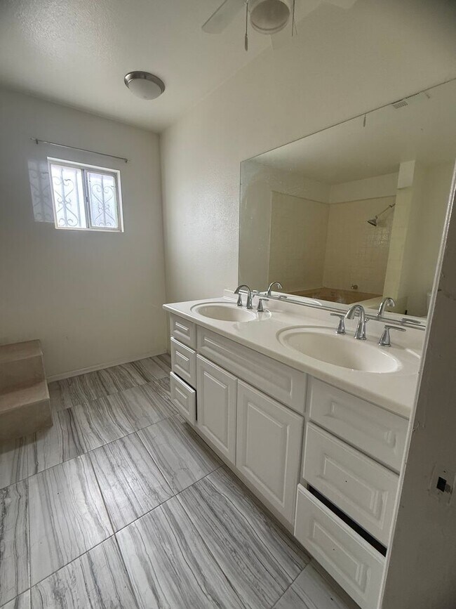 Building Photo - 572 Lenrey Ave