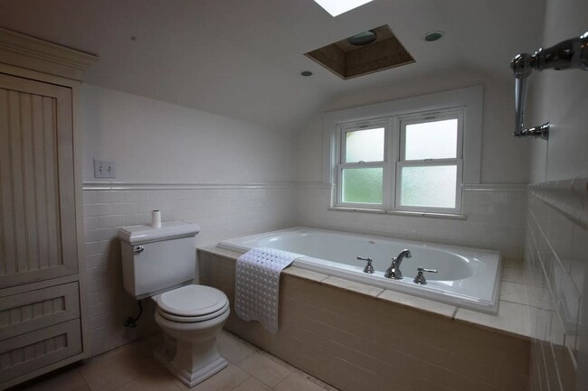 Building Photo - Lovely Craftsman Style Home Ballard !