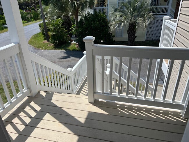 Building Photo - Beautiful Home, Mid-Island in Yacht Cove!