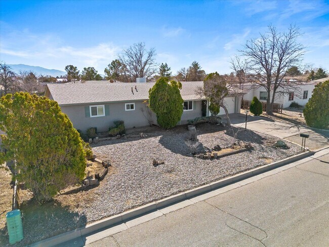 Building Photo - Spacious 4-Bed, 2-Bath Home | Large Backyard| Quick Access to Highway 528 and Other Routes| Pre-L...