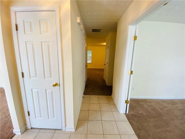 Building Photo - 5528 Silver Springs Dr