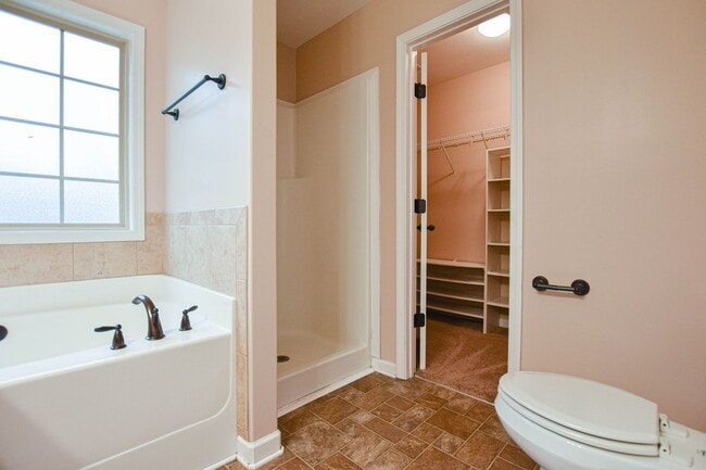 Building Photo - Pet Friendly Three Bedroom!
