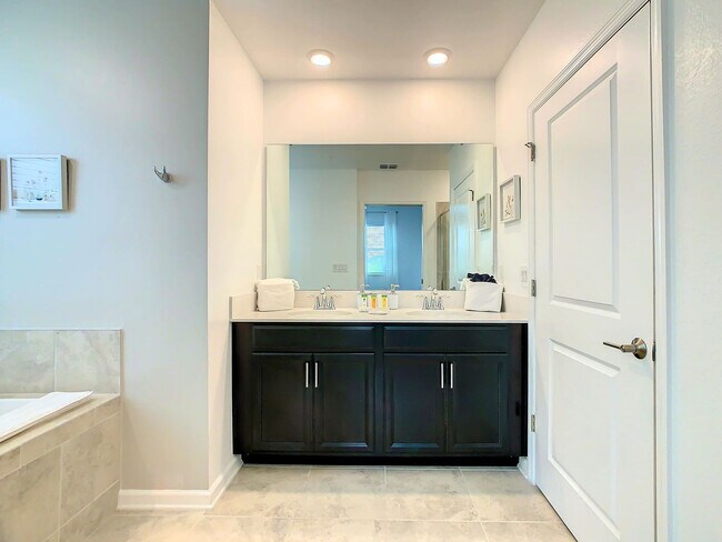 Building Photo - 9331 Sommerset Hills Dr
