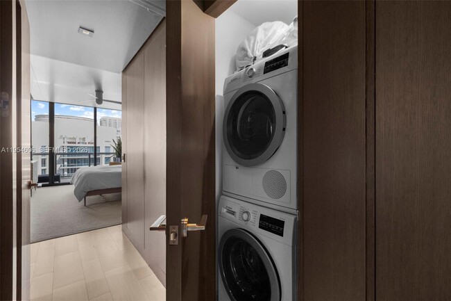 Building Photo - 5875 Collins Ave