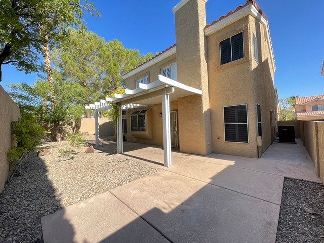 Building Photo - Carry Over Showing: This property has been...