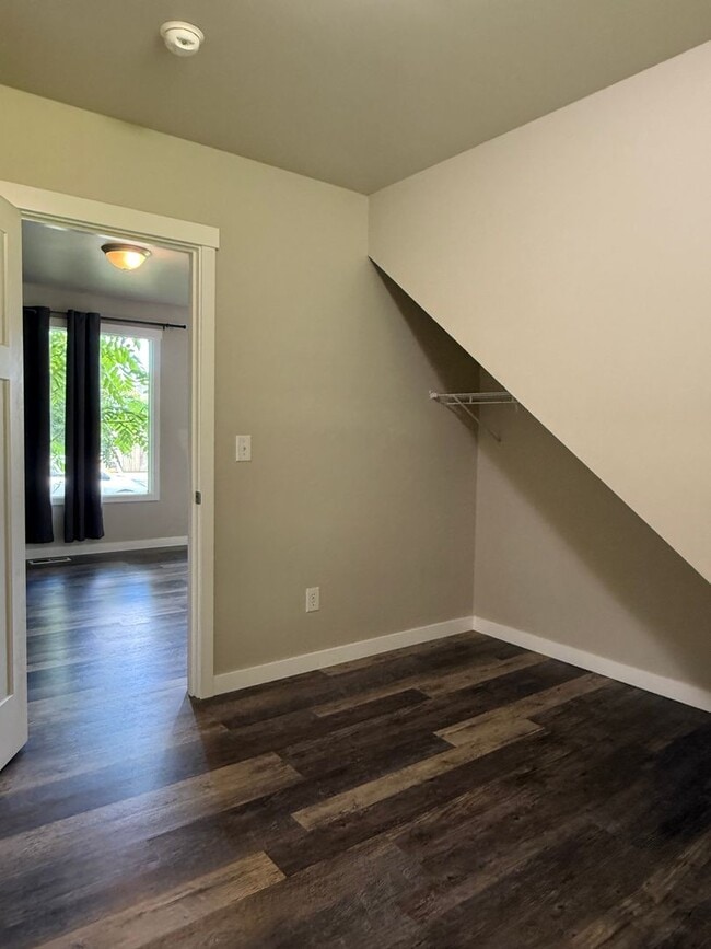 Building Photo - 3 Bedroom Home For Rent