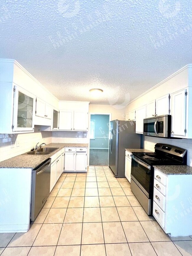 Building Photo - JUST REDUCED!!! 3Br 2 bath beautiful corne...