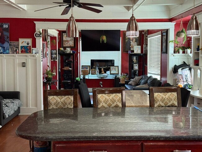 Building Photo - 4 bed 3 bath plus 2 Extra Bonus Rooms with full bathroom in the back yard