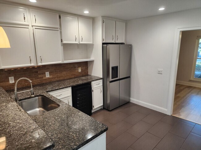 Building Photo - Recently renovated and ready to move in.