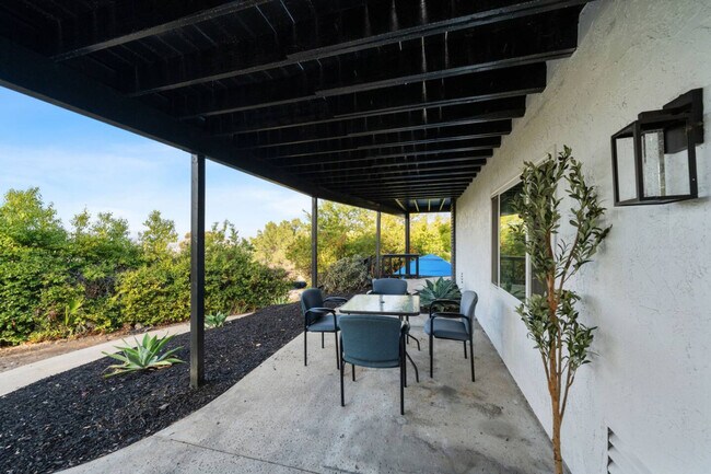 Building Photo - 5048 Bluff Pl