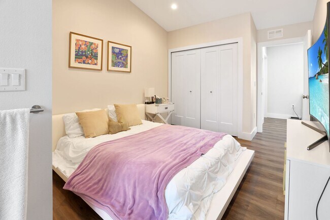 Building Photo - 4bd/3.5bth Perfectly Located Modern Townhouse