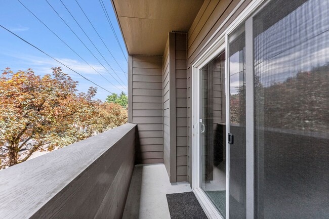 Building Photo - 3-bedroom 2 bath condo with a balcony in s...