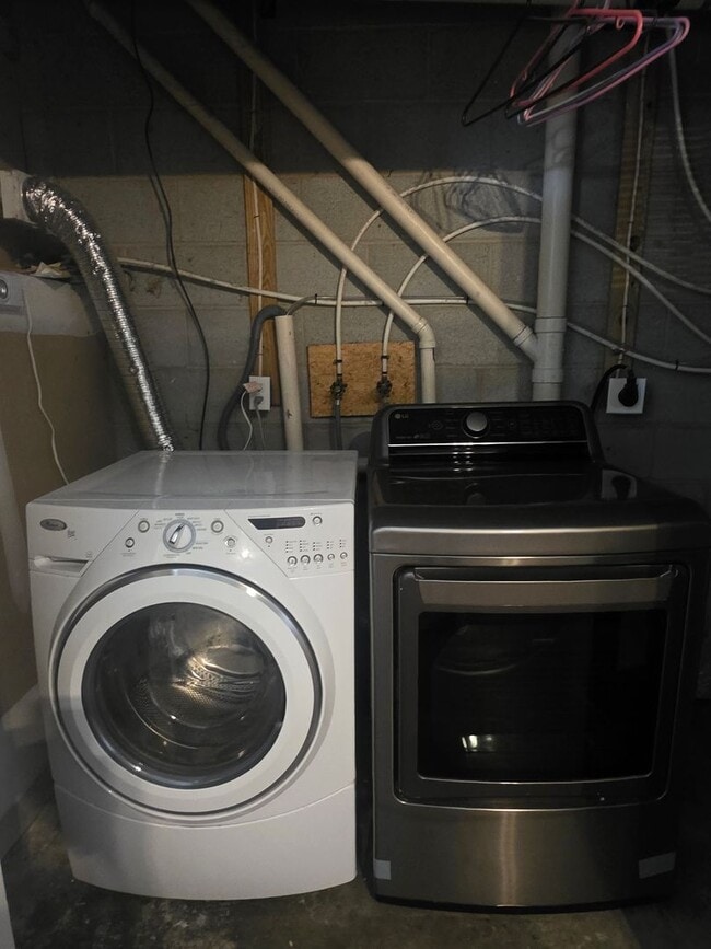 Building Photo - End Unit Townhouse in Brennan Estates- 2 B...
