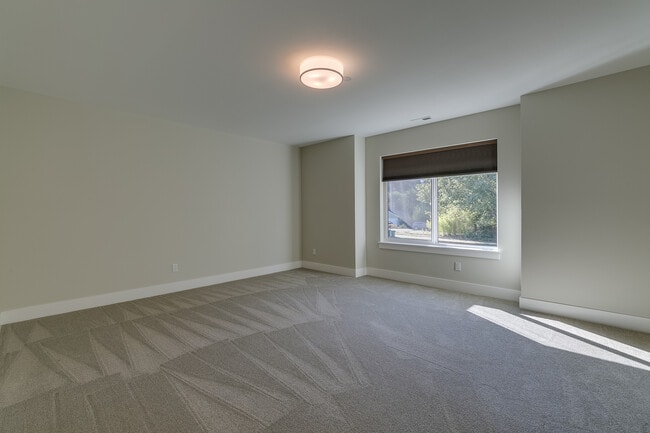 Building Photo - Luxurious & Contemporary 5 bed home in Red...
