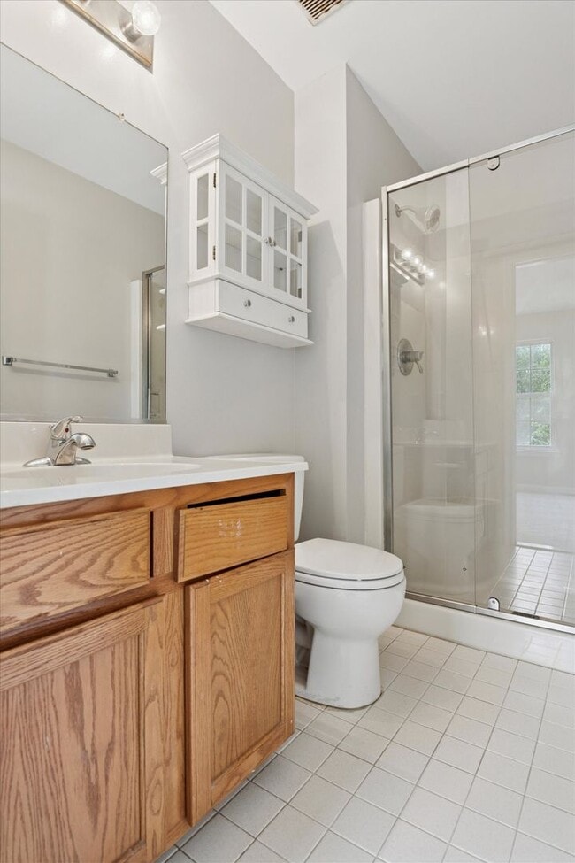 Building Photo - Freshly Updated 3B/2.5B Townhome with Walk...