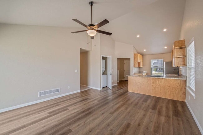 Building Photo - Like New Single Family Home!