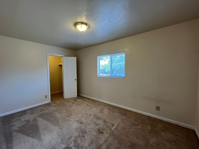 Building Photo - Cozy 2 Bedroom 1 Bathroom Home In The NE!