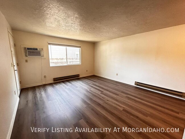 Building Photo - Conveniently located apartment with storag...