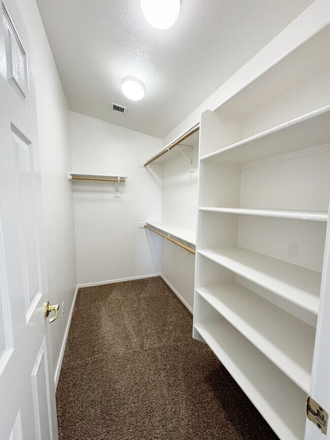 Building Photo - ABSOLUTELY STUNNING 4BR 2.5BA, OVER 2100SQFT, COMMUNITY POOL, CHANDLER