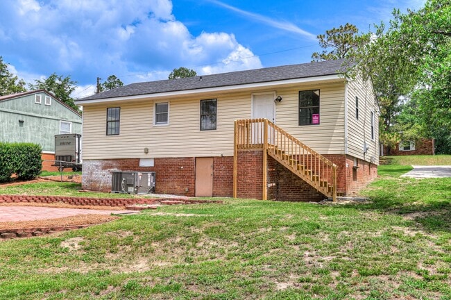Building Photo - 2446 Young Dr