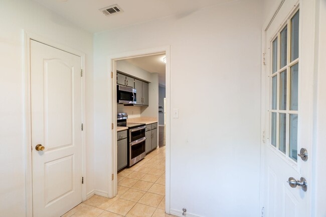 Building Photo - Charming Crestview Home