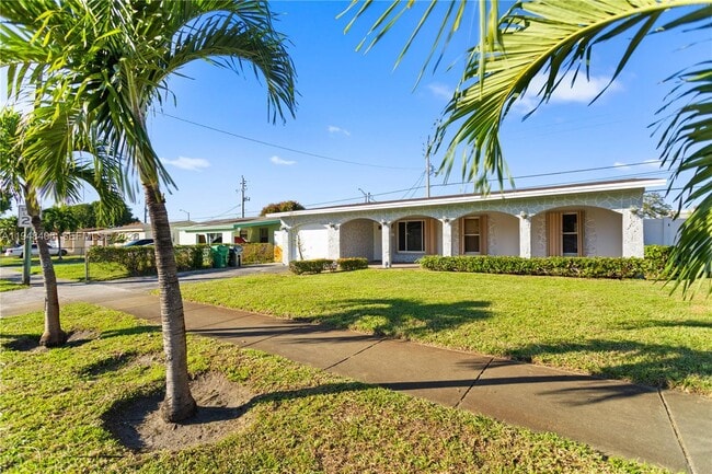 Building Photo - 3521 NW 18th Pl