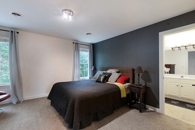 Building Photo - Stunning 5BR Executive Style Home in Brentwood