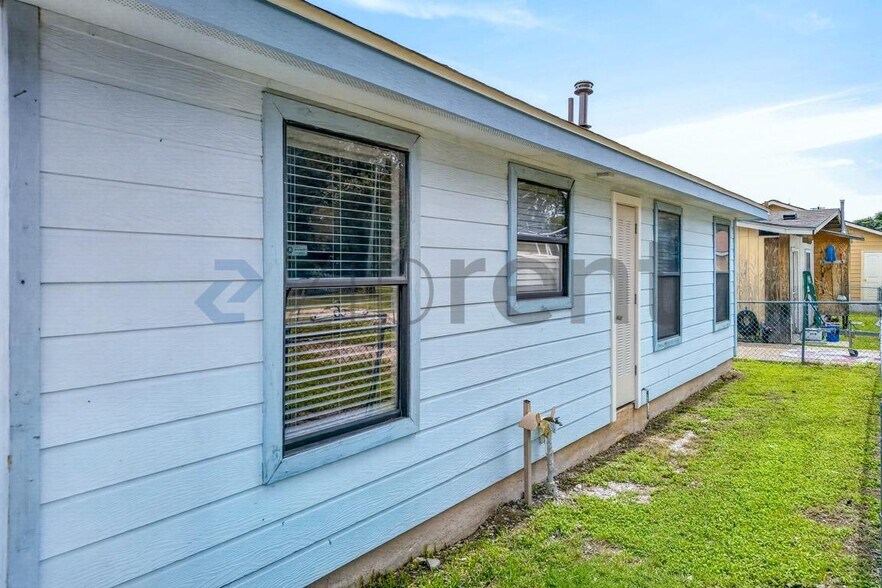 Building Photo - Unit