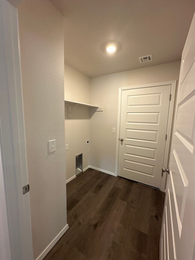Building Photo - Preleasing Now Through 8/29! — Don’t Miss This Modern 3 Bed / 2 Bath Home in Claremore!