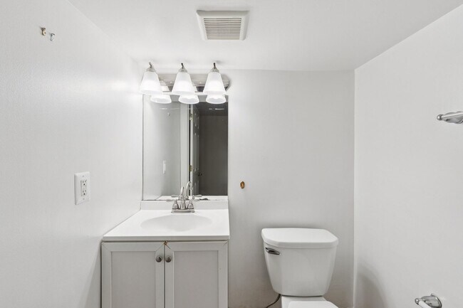 Building Photo - Beautiful 3 bedroom house with Private bac...