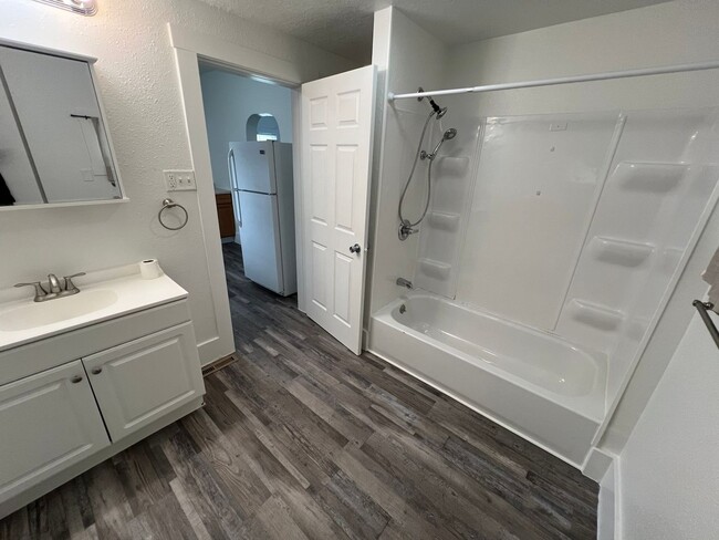 Building Photo - 2 bedroom house with fenced in back yard i...