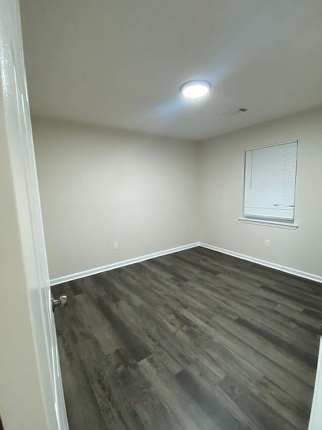 Building Photo - Quiet Living in the country.