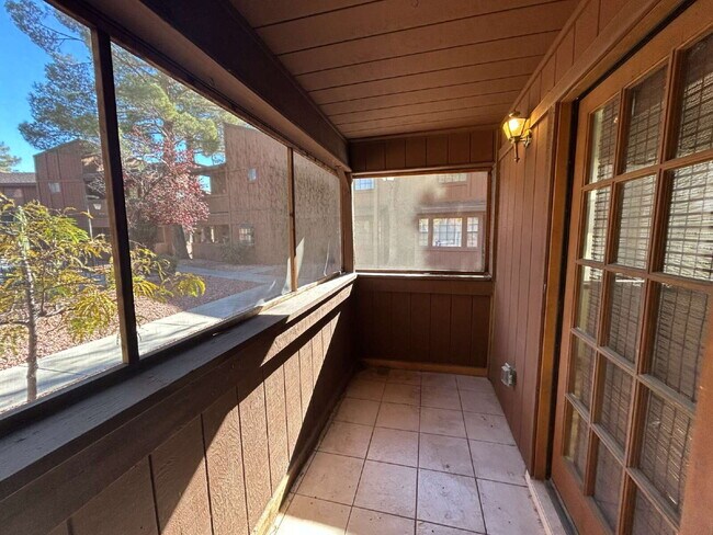 Building Photo - "Charming 2-Bed Townhouse Oasis with 2.5 Baths in Prime Las Vegas Location!"