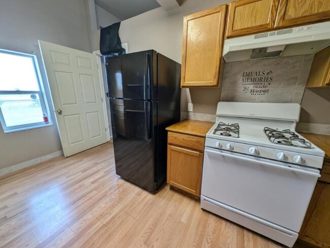 Building Photo - 406 W 4th Ave