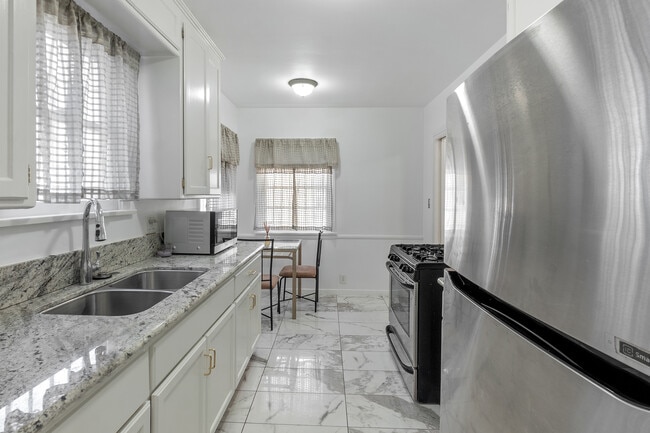 Building Photo - 1429 Ellsmere Ave