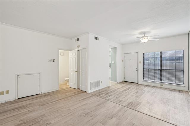 Building Photo - 9910 Royal Ln