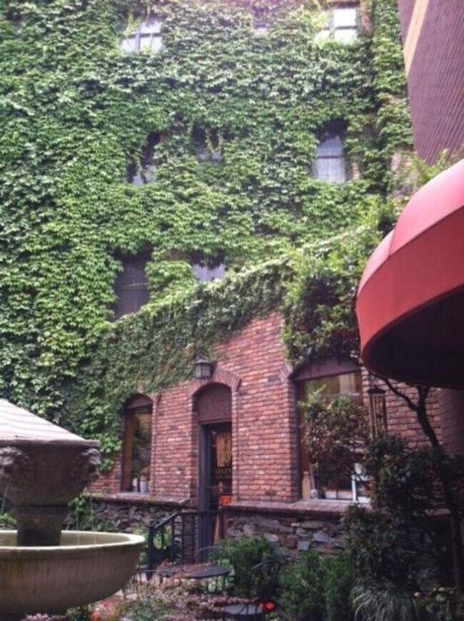 Building Photo - 300 Main St