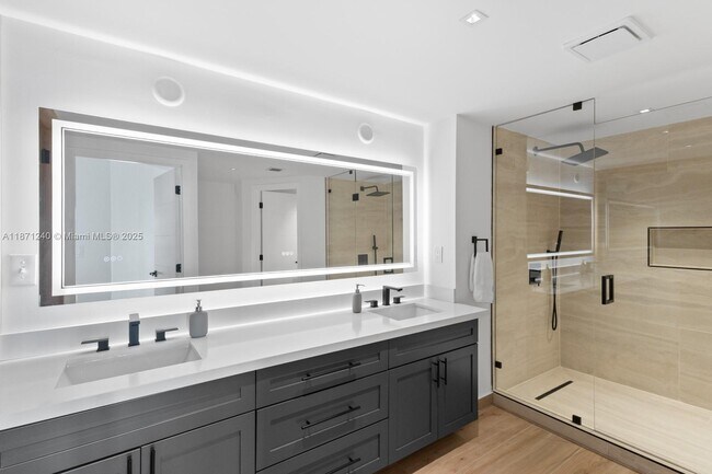 Building Photo - 251 Crandon Blvd
