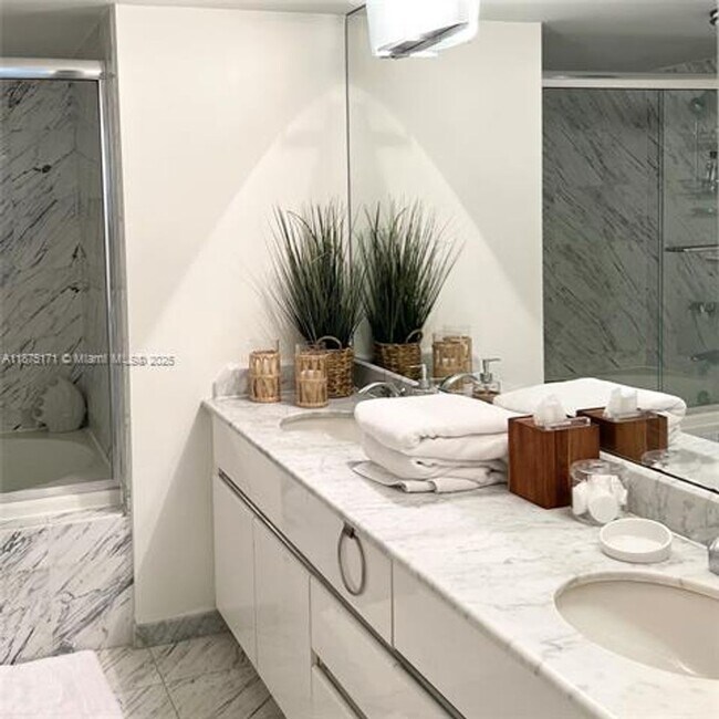 Building Photo - 5757 Collins Ave