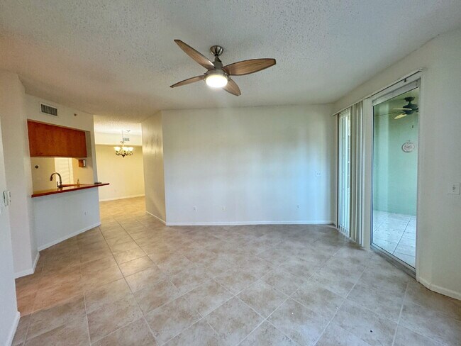 Building Photo - Las Palmas! 2 Bedroom | 2 Bathroom | Garage!