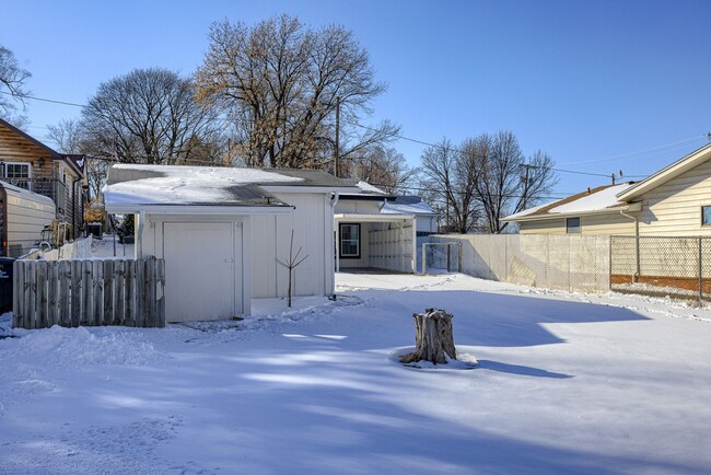 Building Photo - Adorable home near Dundee