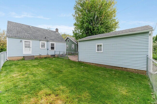 Building Photo - 470 Charlotte Ave