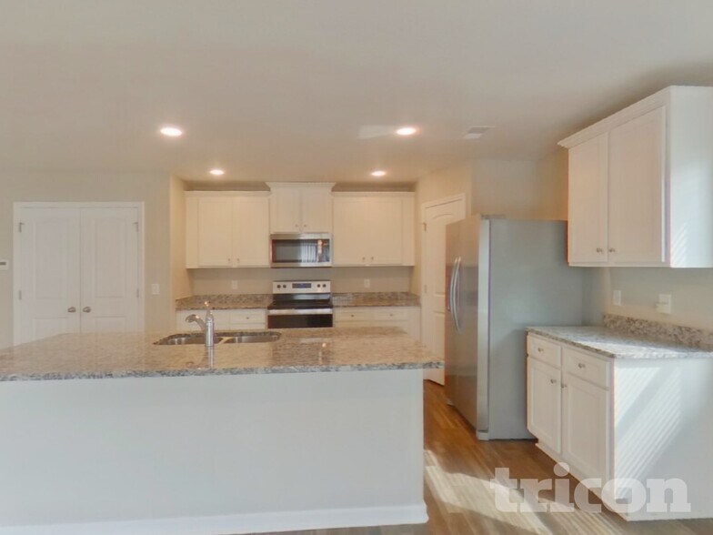 Building Photo - 2170 Southlea Dr